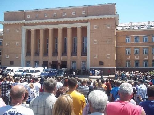 На похороны погибших боевиков в Стаханове пришли сотни жителей, - фото, видео 