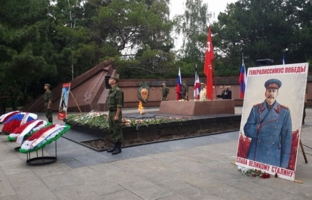 В Симферополе установили портрет Сталина у Вечного огня