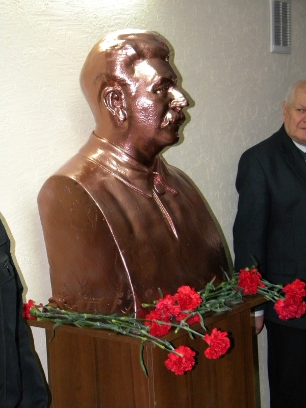 Комуністи у Луцьку поставили пам'ятник Сталіну