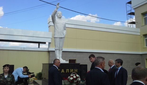 В России открыли трехметровый памятник Сталину