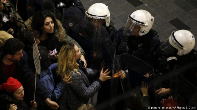 Полиция Стамбула разогнала женский марш, применив слезоточивый газ