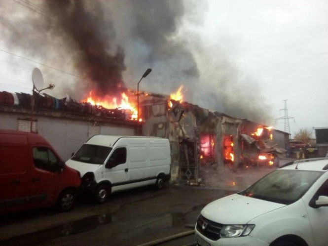 У Києві на СТО згоріли сім автомобілів
