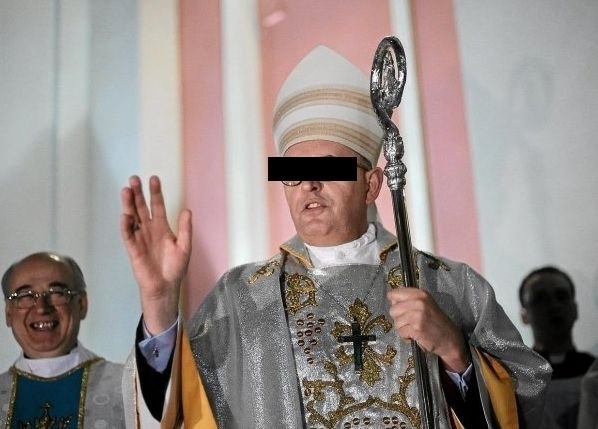 Єпископ просив добровільного покарання за те, що п'яним сів за кермо