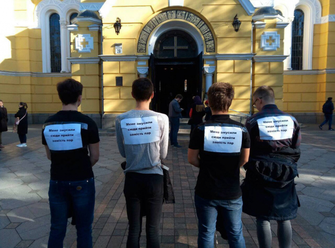 У Києві студенти скаржаться, що їх змусили піти на молебень замість лекцій