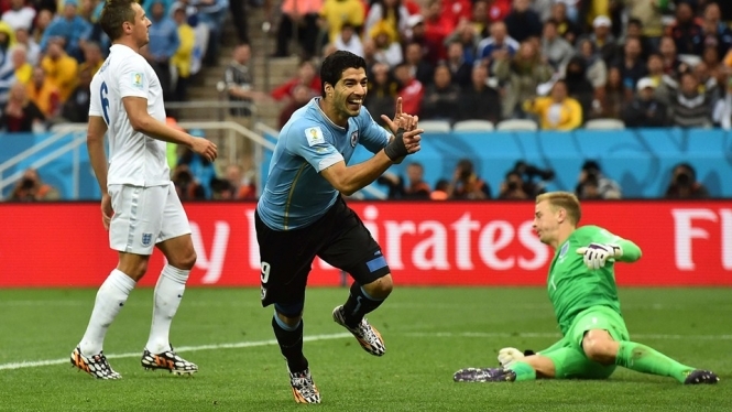 Чемпионат неожиданностей: Уругвай вырвал победу у сборной Англии, - видео