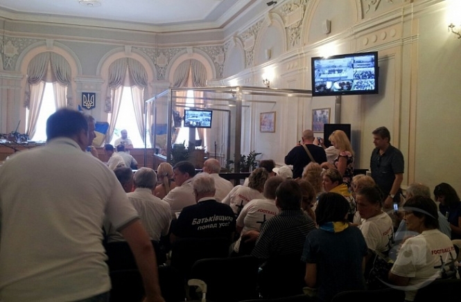 Для Тимошенко у суді спорудили скляний куб (фото)