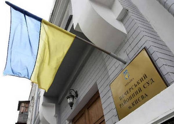 Трем судьям Печерского суда прокуратура Киева вручила копии ходатайства об их аресте