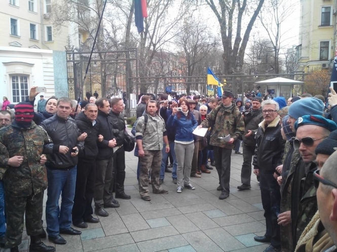 Скандальный съезд судей охраняла неизвестна проплаченная сотня, - Самооборона Майдана