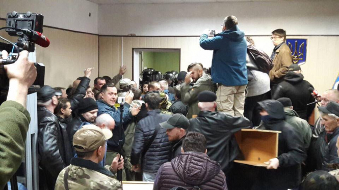 Прихильники Миколи Коханівського забарикадувалися в суді