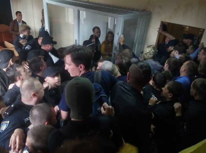 Полиция избила активистов на суде Заверухи. Подсудимых из 