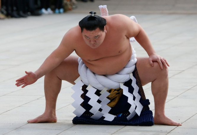 Самый титулованный сумоист в истории - родом из Монголии - уходит на пенсию в 36 лет