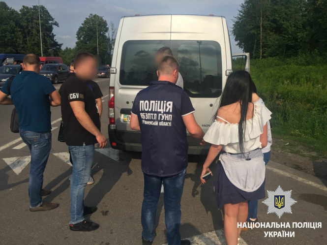 На Львівщині затримали сутенера, який намагався продати дівчат у сексуальне рабство