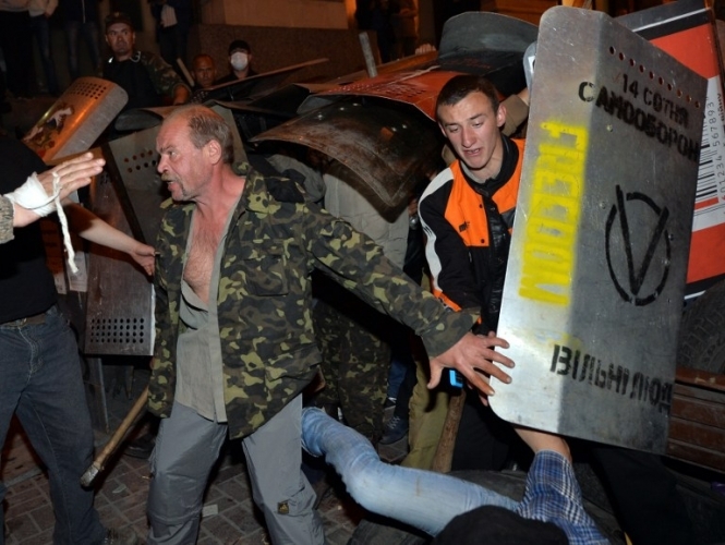 На Майдані виникла сутичка між самообороною і націоналістами, - фото 