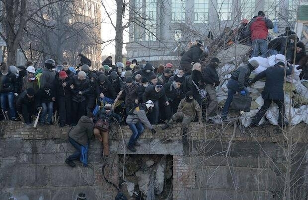 Экстремисты провоцируют власть на силовой разгон Майдана, – политолог