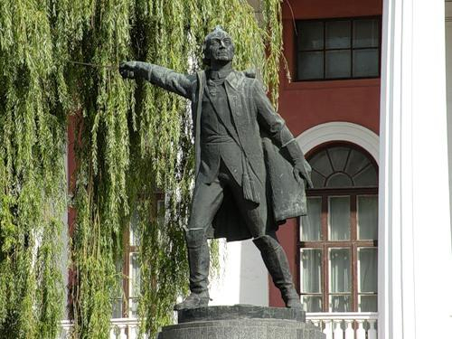 Пам'ятник Суворову приберуть з двору військового ліцею імені Богуна