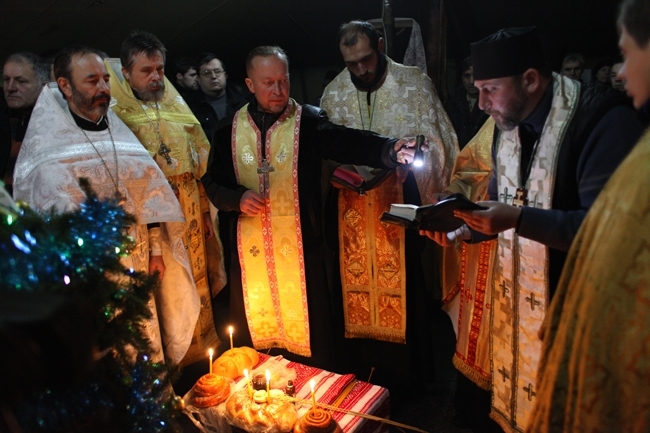 Молитви на барикадах: священики на Грушевського моляться перед кордоном "Беркуту"