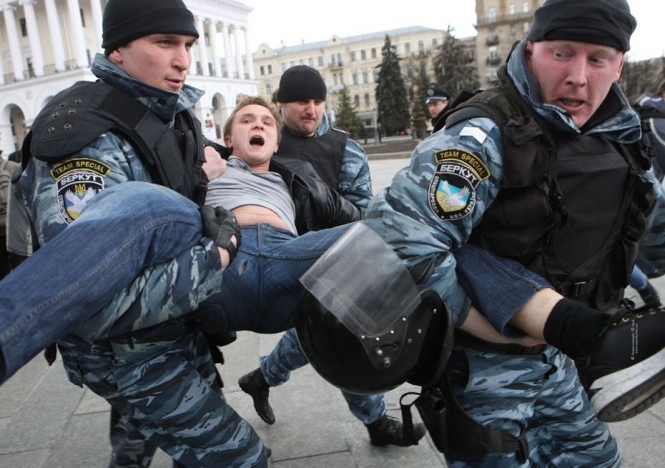 В Киеве люди в форме украинских милиционеров активно меняют российские рубли на гривны
