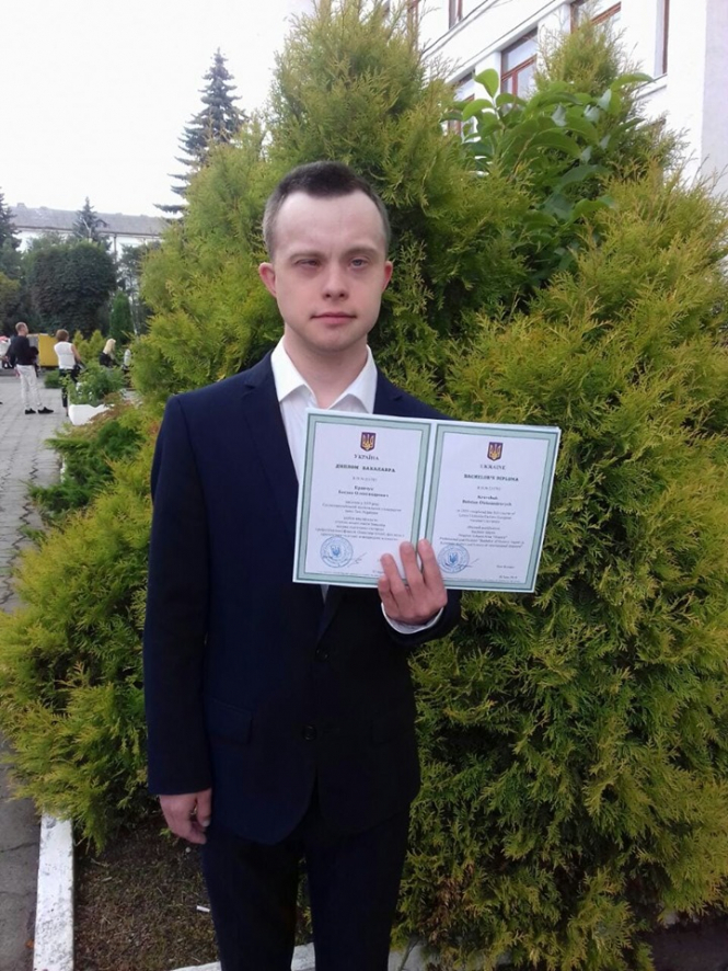 Парень с синдромом Дауна получил высшее образование в Украине