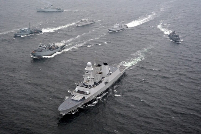 Вблизи места учений НАТО в Черном море замечены российские военные корабли и самолеты