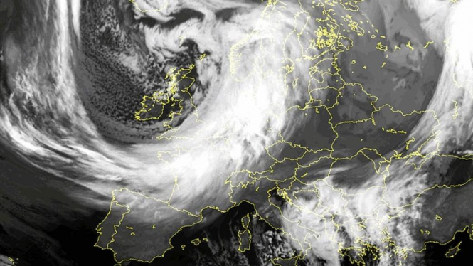В Британии 25 тысяч человек пятые сутки без света и отопления из-за последствий мощного шторма