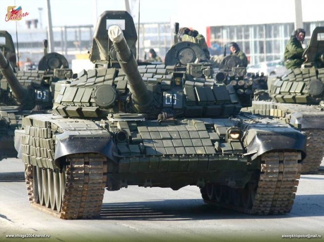  В Киев свозят танки