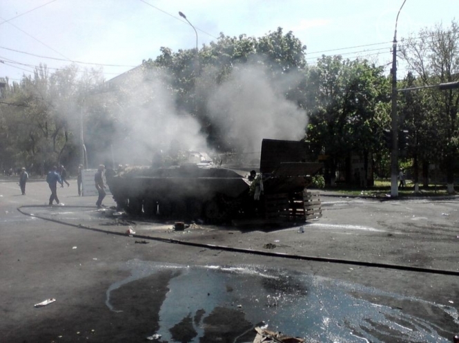 Сепаратисты в Мариуполе сожгли БМП, который накануне украли у украинских военных, - фото, видео