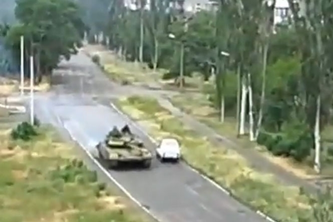 Російські танки вже їздять у Сніжному на Донеччині, - відео