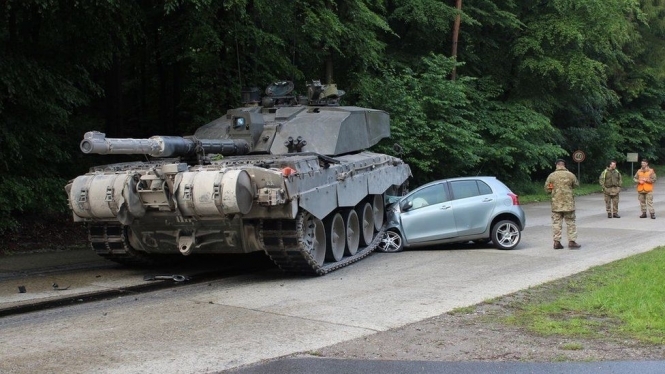 У Німеччині британський танк роздавив машину водія, який вчився їздити, - фото