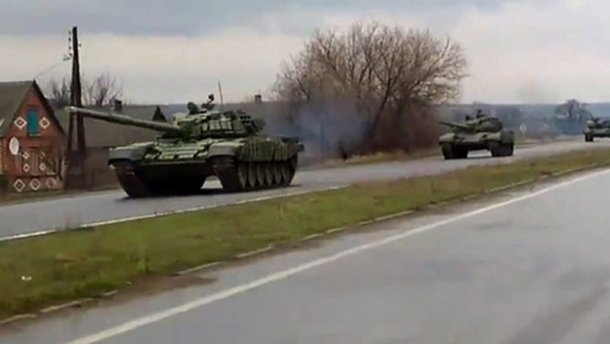 Танк боевиков ДНР раздавил автомобиль в Шахтерске: погибли 2 человека