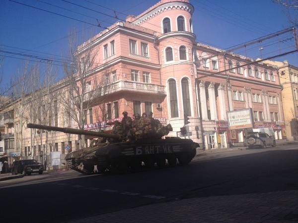 Боевики из российских танков обстреляли Новотошковку