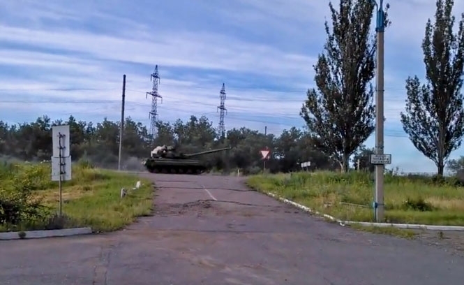 Російські танки їдуть із Алчевська до Слов'янська, - відео