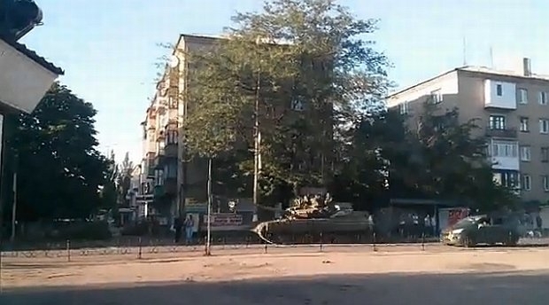 Три танка проехали через Макеевку, вероятно, на Донецк