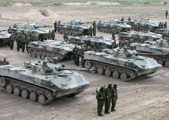 Россия перебросила к границе с Украиной военную технику и штурмовые подразделения, - Парубий