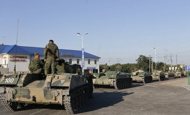 Со стороны Таганрога в Украину въехали 30 танков: российские войска двигают в сторону Новоазовска, - журналист