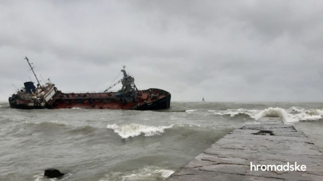У Одессы дрейфует танкер: украинцы на борту отказались от эвакуации