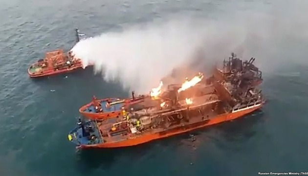 Горів понад місяць: у Чорному морі загасили пожежу на російському танкері