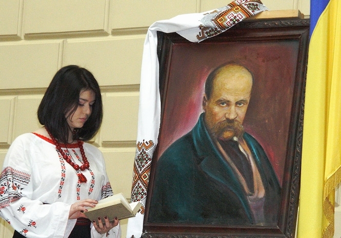Портрет Тараса Шевченко вышивают 300 мастеров со всей Украины
