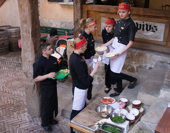 Еда объединяет людей: во Львове крымские татары готовили национальные блюда