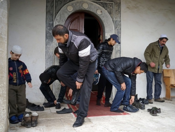 В оккупированном Крыму мусульман заставляют избавиться от исламской литературы, которая под запретом в России
