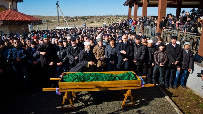 Татарина, якого знайшли мертвим у Криму, вбили ножем в око