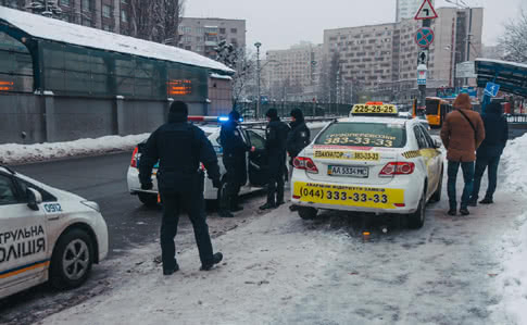 В Киеве пьяный подполковник СБУ с пистолетом похитил авто у таксиста, - СМИ