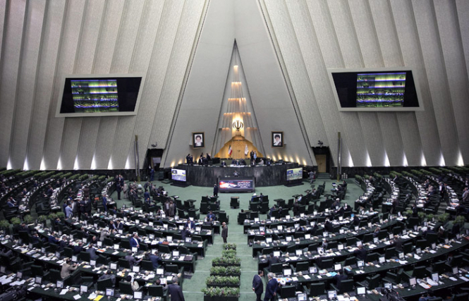 У парламенті Ірану смертник здійснив вибух, всередині будівлі є заручники
