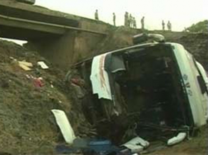 В Індії у великій автокатастрофі загинули 32 паломники (фото)