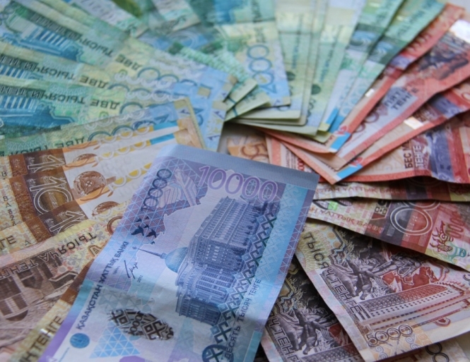 Нацвалюта Казахстана за сутки упала на 26% по отношению к доллару