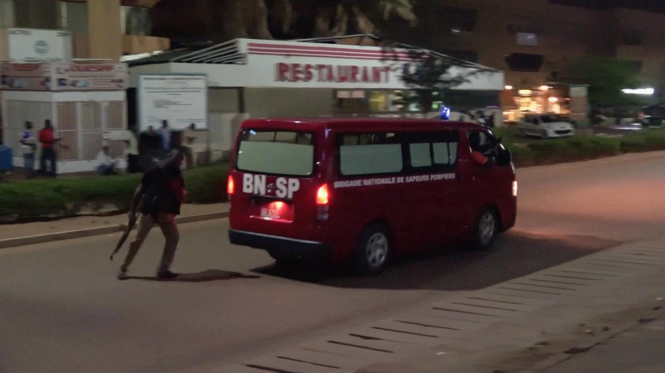 Исламисты расстреляли 17 человек в ресторане в столице Буркина-Фасо