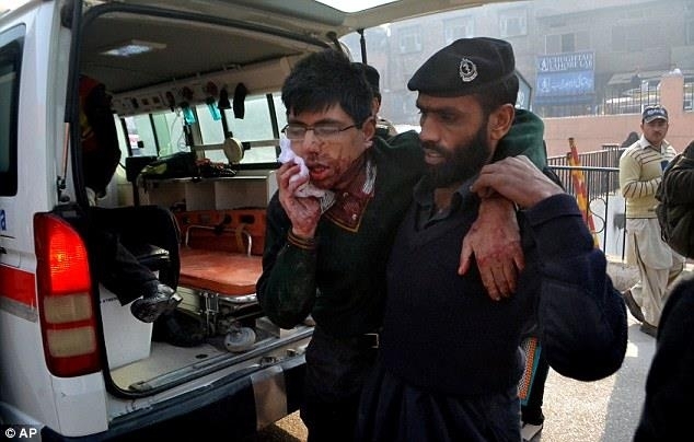 Террорист-смертник подорвался в пакистанской мечети