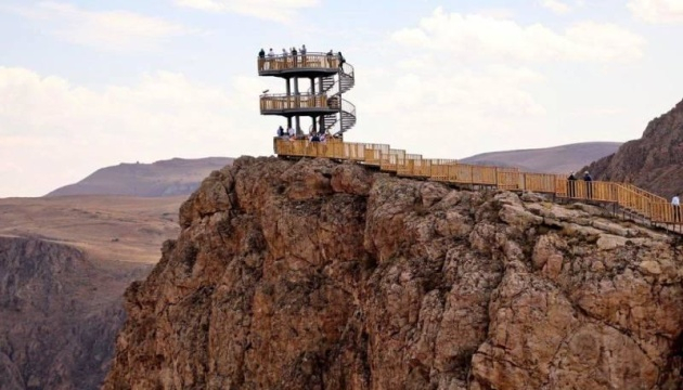 У горах Туреччини відкрили скляну терасу на висоті 200 метрів