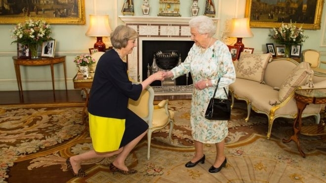 Королева Елизавета II назначила Терезу Мэй премьер-министром