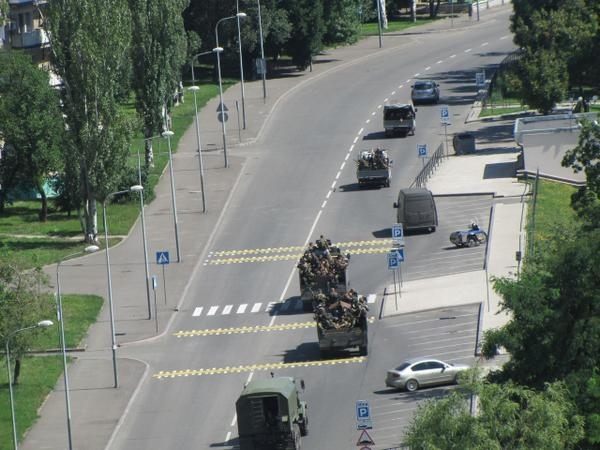 Три колони з артилерією їдуть до Донецька і Сніжного без розпізнавальних знаків