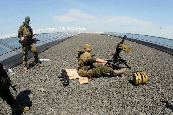Терористи з даху Донецького аеропорту стріляють із автоматичного гранатомета, - фото